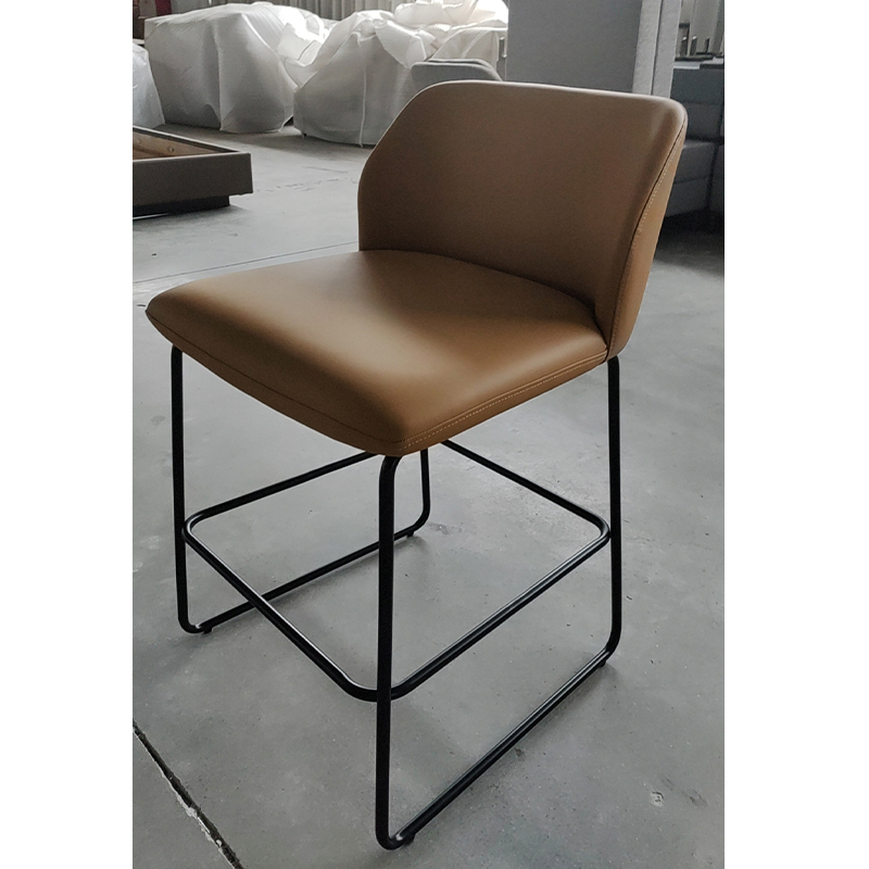 Tabouret de bar en similicuir à dossier incurvé avec structure en métalTabouret de bar en similicuir à dossier incurvé avec structure en métal