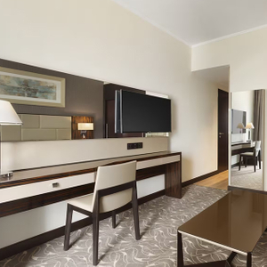 Lit et bureau d'hôtel en bois pour suites commerciales
