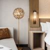 Table de nuit d'hôtel en bois avec tiroir et étagère ouverte