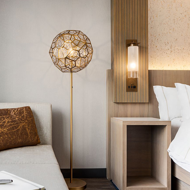 Table de nuit d'hôtel en bois avec tiroir et étagère ouverte