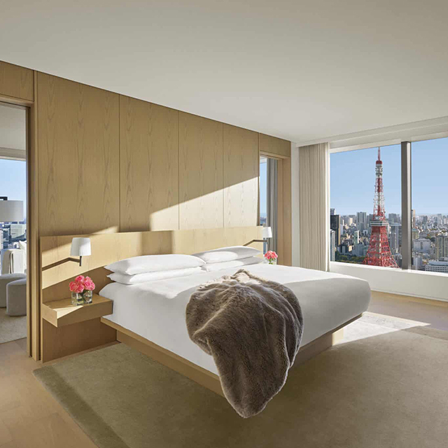 Lit d'hôtel en placage de bois avec tête de lit rembourrée