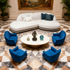 Ensemble de canapé et table basse incurvés dans le hall de l'hôtel