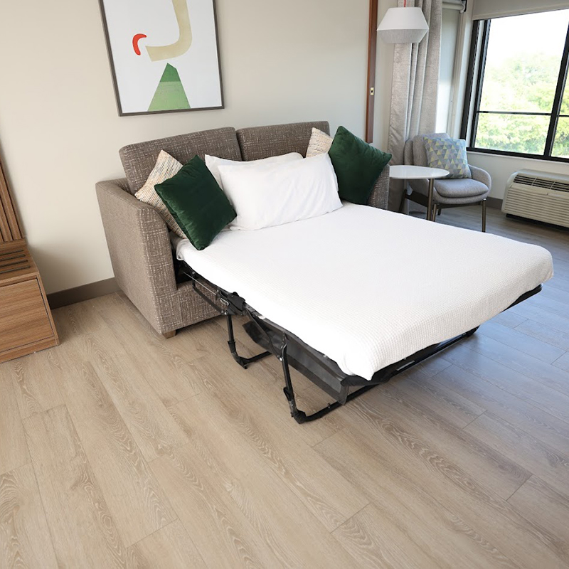 Très grand lit plateforme de style Holiday Inn avec tête de lit rembourrée