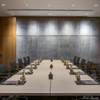 Ensemble table et chaises de conférence de style Bulgari