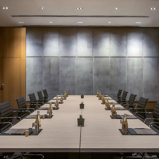 Ensemble table et chaises de conférence de style Bulgari