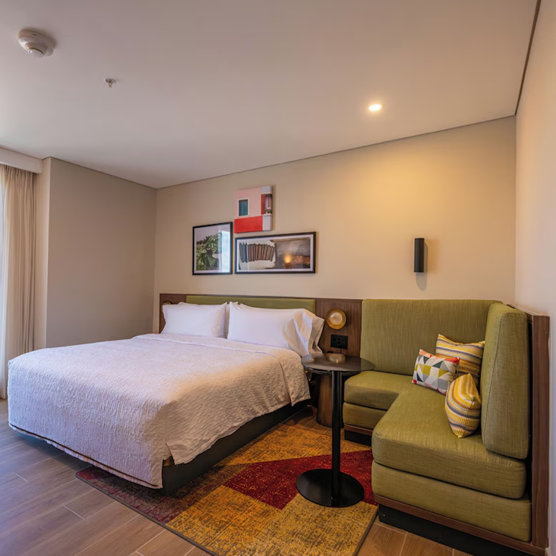 Lit d'hôtel à plate-forme simple avec tête de lit rembourrée