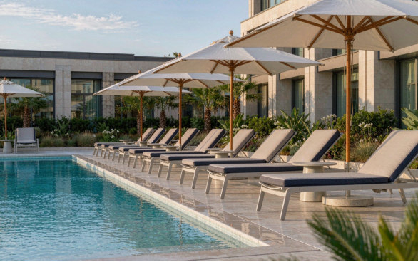 Plage piscine : transats contract, tables basses et parasols