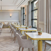 Ensemble de table et de chaises de restaurant d'hôtel en placage de bois