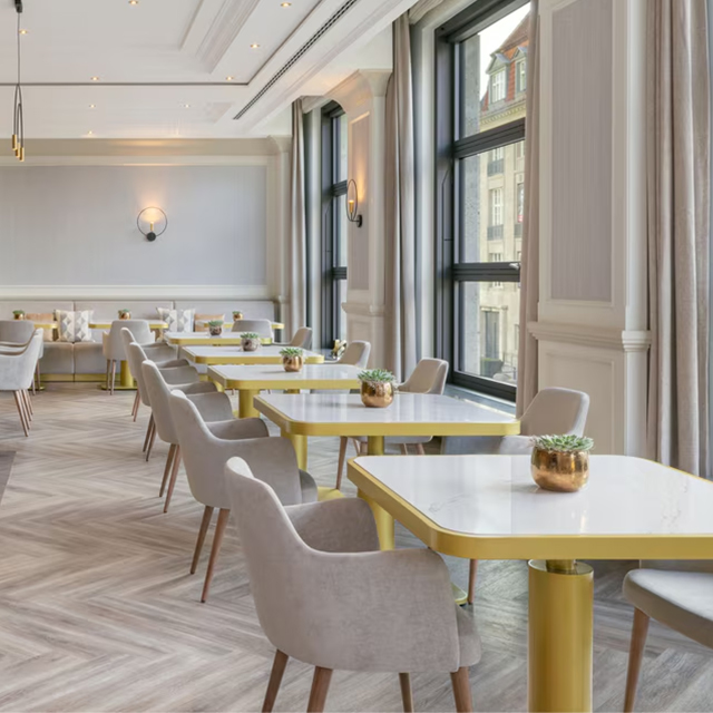 Ensemble de table et de chaises de restaurant d'hôtel en placage de bois