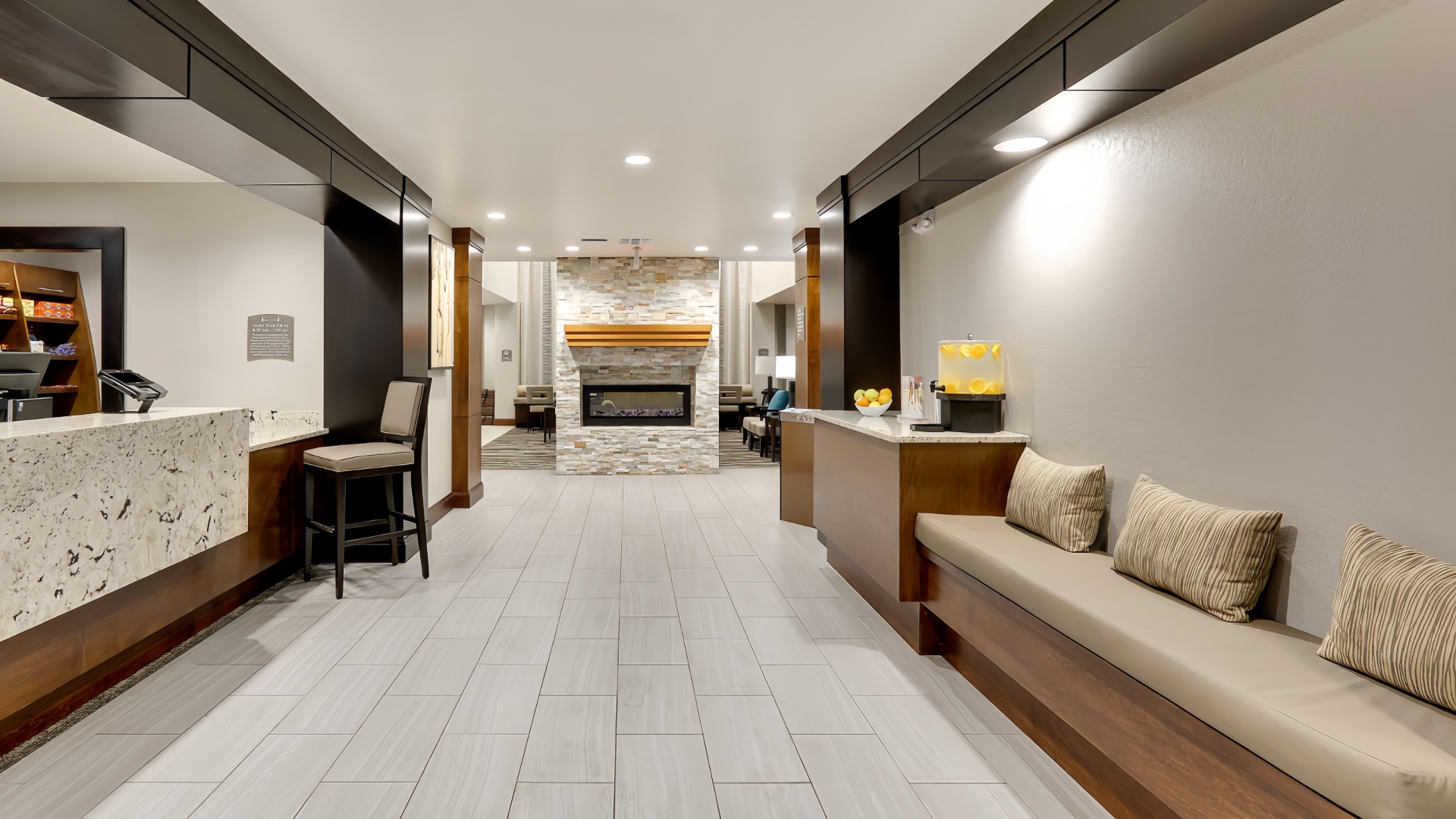banc d'h&ocirc;tel dans le hall_副本