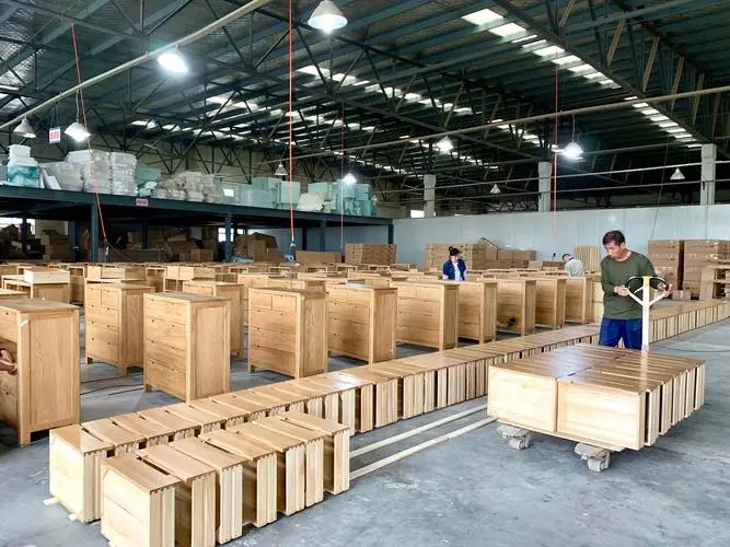 Le rôle des caisses et des étagères en bois dans le transport des meubles