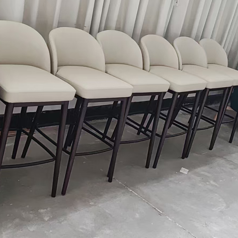 Tabouret de bar incurvé et rembourré de style Holiday Inn avec structure en métal