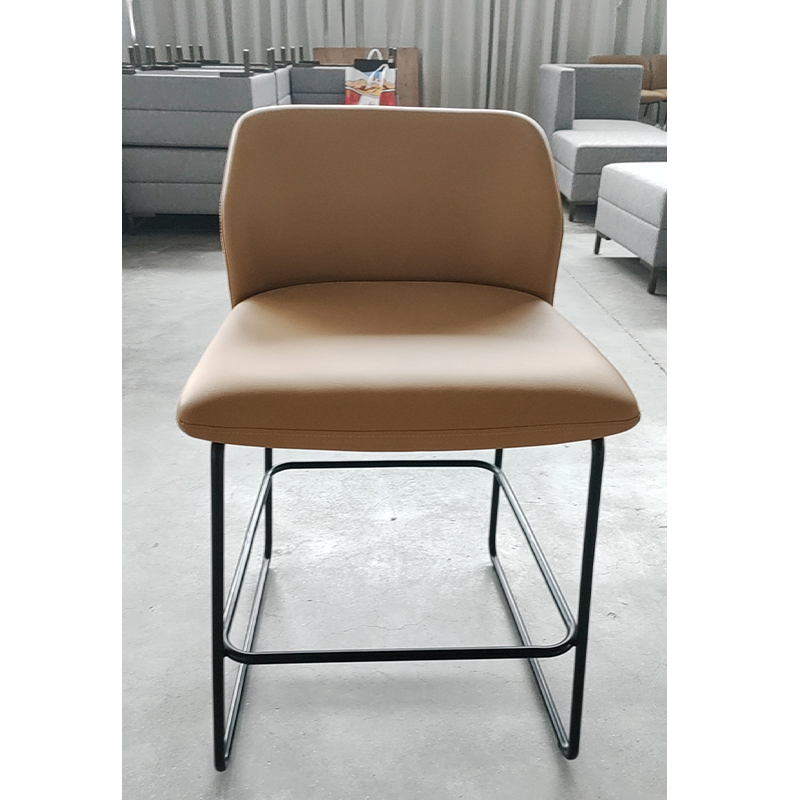 Tabouret de bar en similicuir à dossier incurvé avec structure en métalTabouret de bar en similicuir à dossier incurvé avec structure en métal