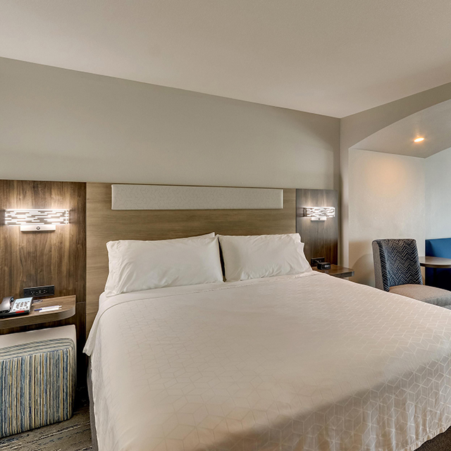 Très grand lit plateforme rembourré de style DoubleTree