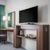 Meuble TV d'hôtel à étagère ouverte avec minibar