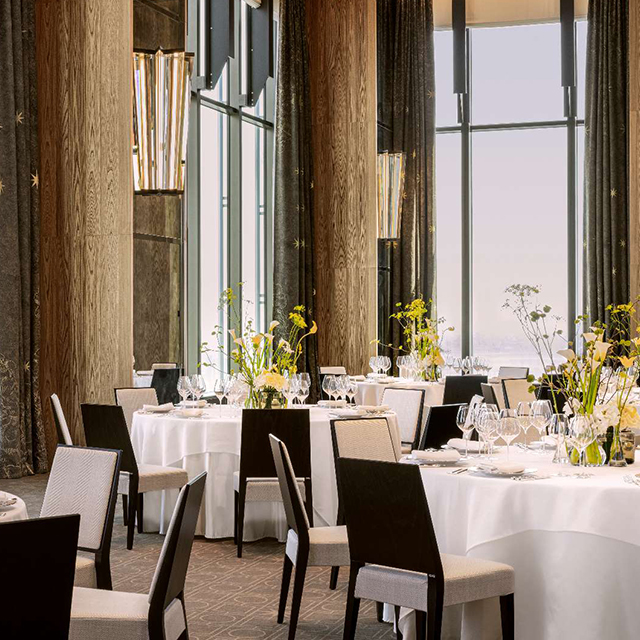 Ensemble table et chaises de banquet d'hôtel