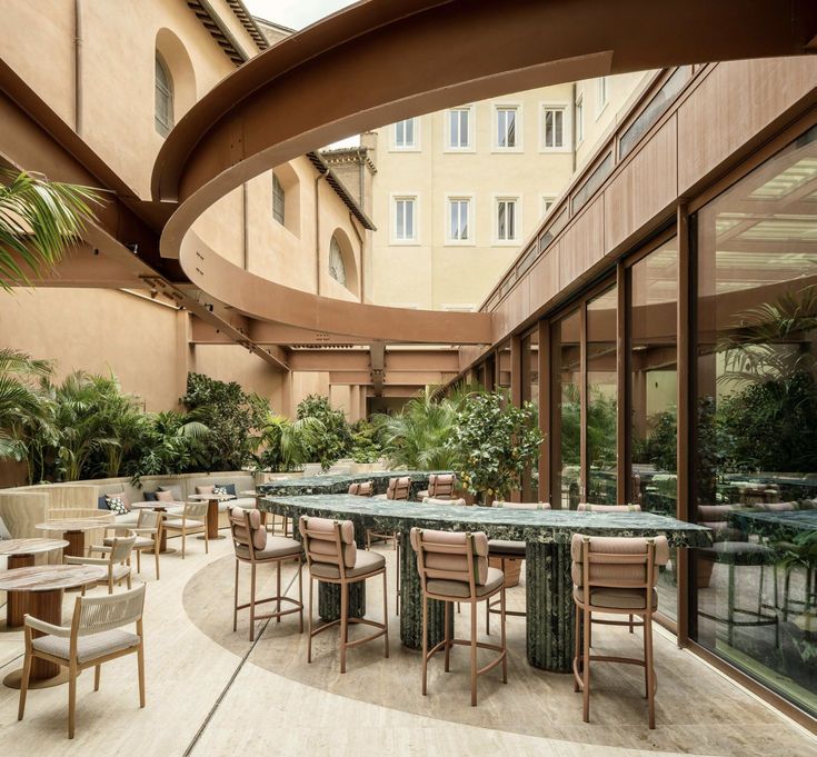 Meubles de balcon à hauteur de bar : solutions de sièges élégantes pour les hôtels