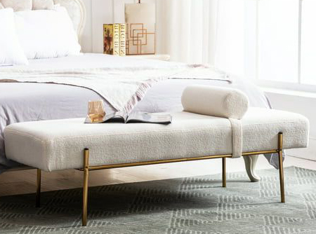 Améliorez la décoration de votre chambre d'hôtel avec un banc au bout du lit