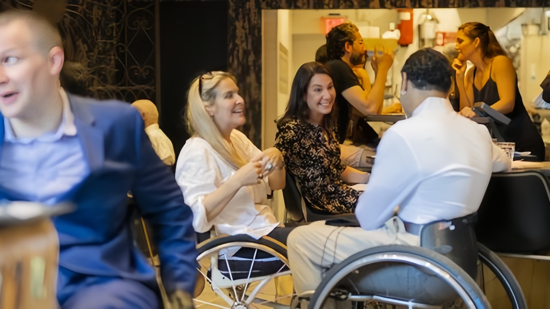  Exemples de conception inclusive : hôtels et restaurants avec des choix de meubles accessibles
