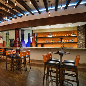 Tables et chaises en bois, meubles de restaurant d'hôtel pour les repas du complexe