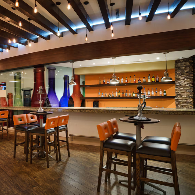 Tables et chaises en bois, meubles de restaurant d'hôtel pour les repas du complexe