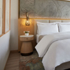 Table de nuit d'hôtel en bois avec tiroir et étagère ouverte