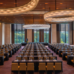 Ensemble table et chaises de conférence de style Bulgari