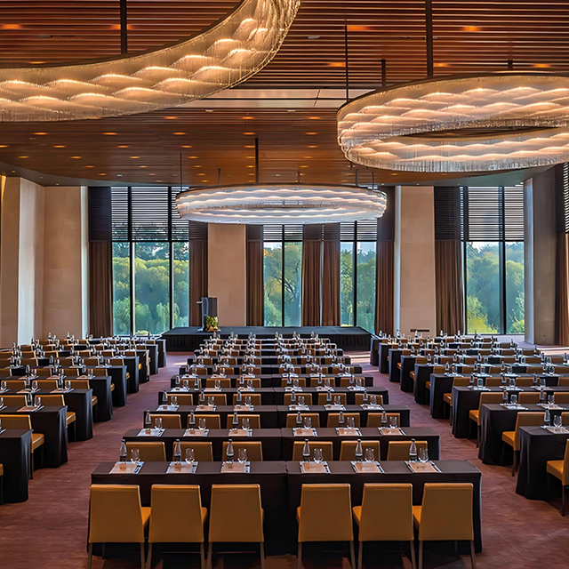 Ensemble table et chaises de conférence de style Bulgari