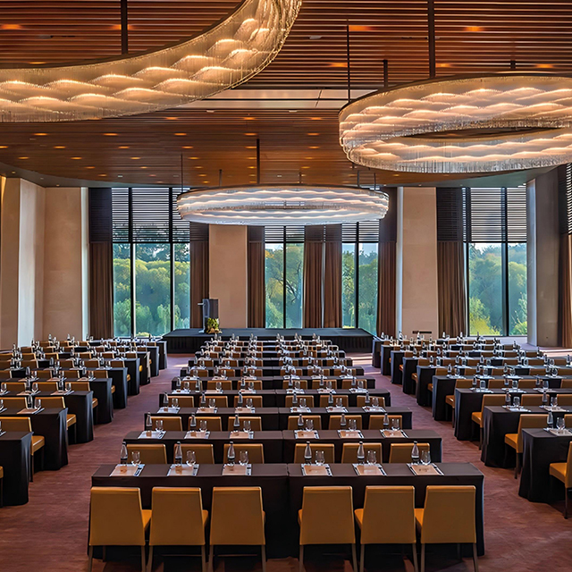 Ensemble table et chaises de conférence de style Bulgari