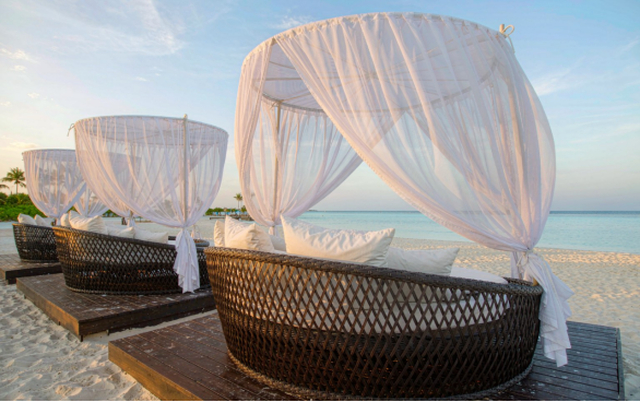 image.pngPlage priv&eacute;e : lits de jour tress&eacute;s sur platelage sur&eacute;lev&eacute;