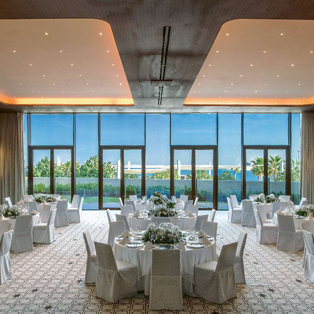 Ensemble table et chaises de banquet d'hôtel