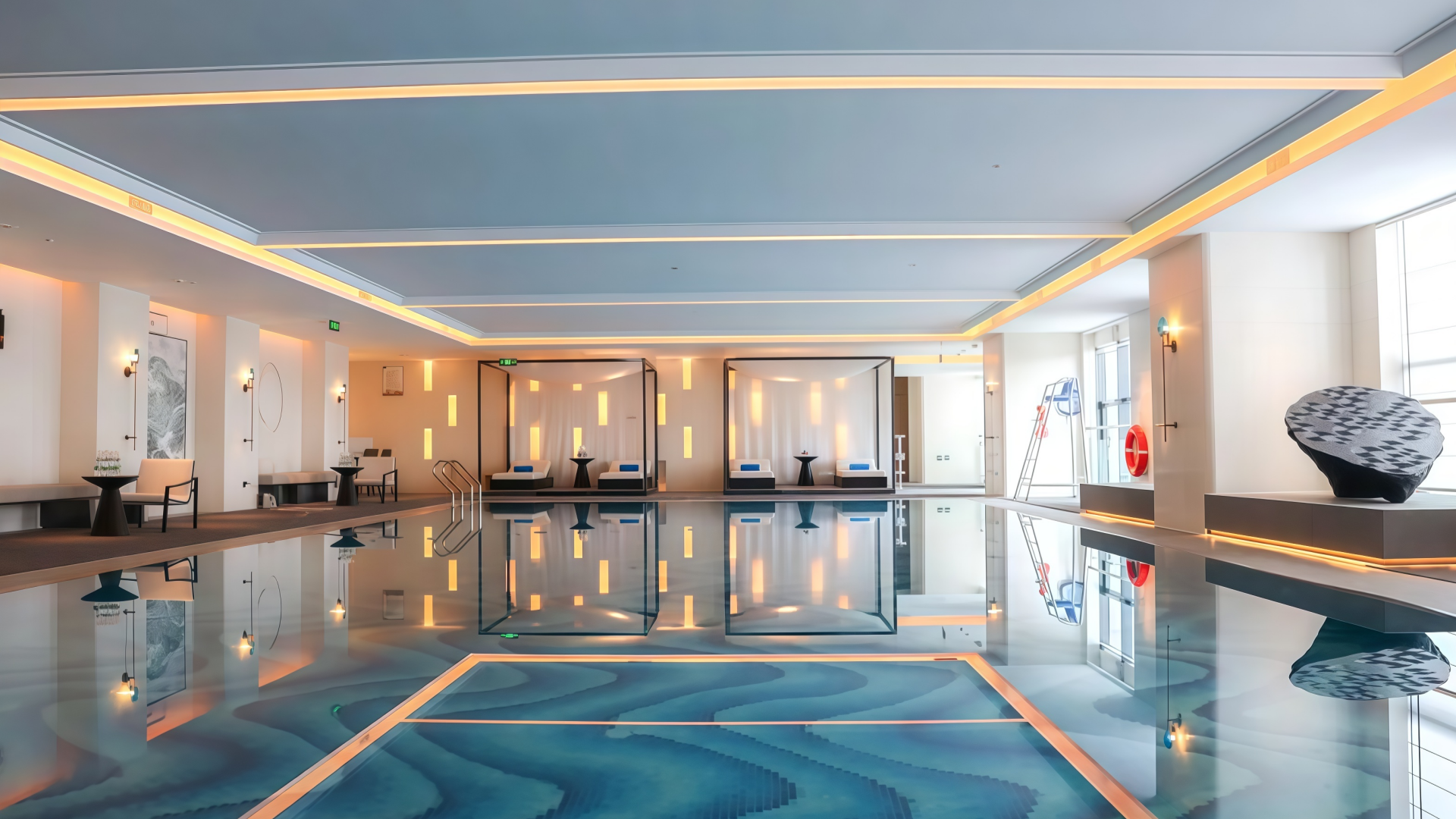 au bord de la piscine