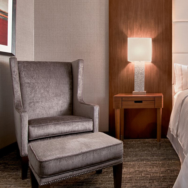 Table de nuit d'hôtel en bois avec tiroir et étagère ouverte