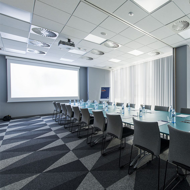 Mobilier de conférence fonctionnel et robuste à auvent