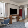 Meuble TV d'hôtel à étagère ouverte avec minibar