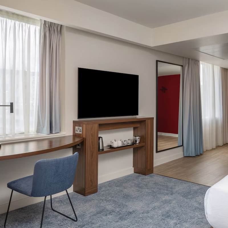 Meuble TV d'hôtel à étagère ouverte avec minibar