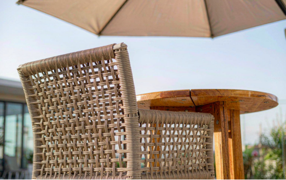 Mat&eacute;riaux outdoor : r&eacute;sine tress&eacute;e HDPE, teck et toile acrylique anti-UV