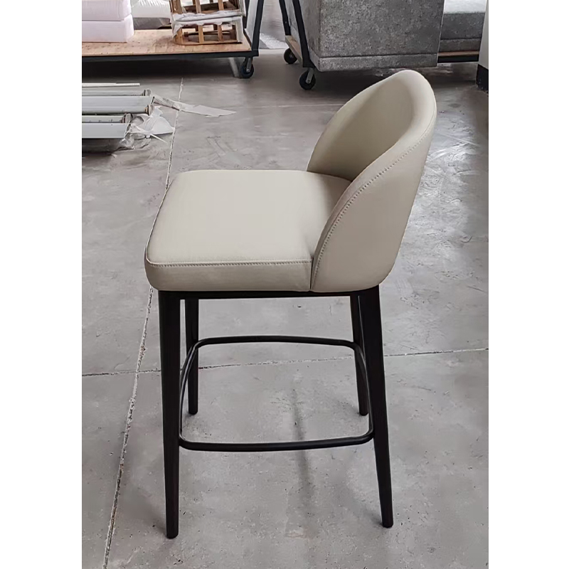 Tabouret de bar incurvé et rembourré de style Holiday Inn avec structure en métal