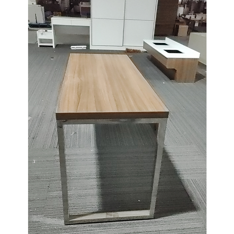 Bureau en bois de noyer avec structure en métal