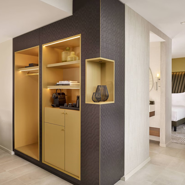 Armoire de suite d'hôtel en placage de bois