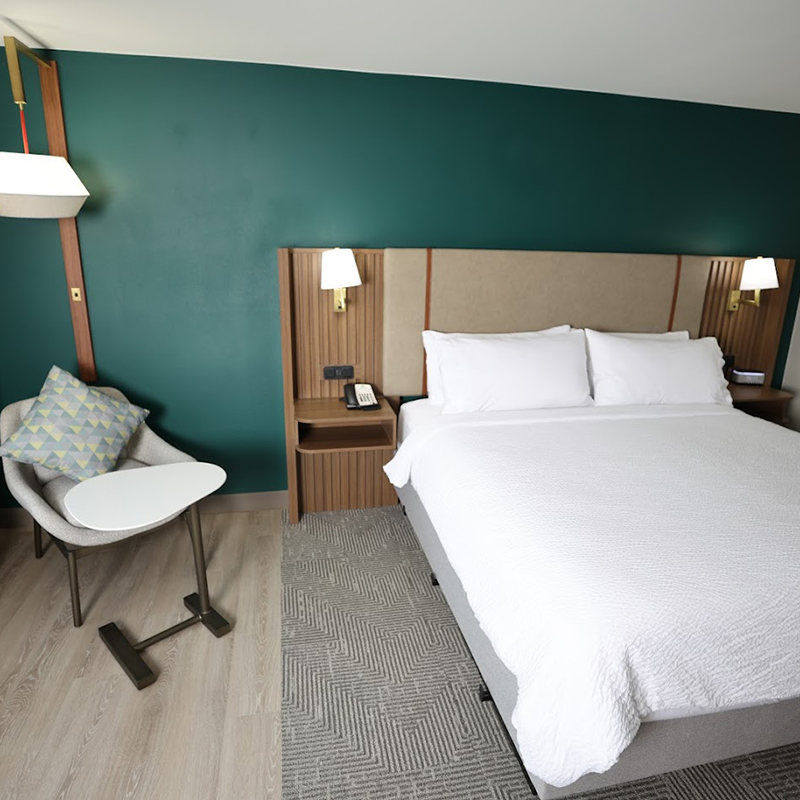 Très grand lit plateforme de style Holiday Inn avec tête de lit rembourrée