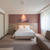 Lit d'hôtel à plate-forme simple avec tête de lit rembourrée