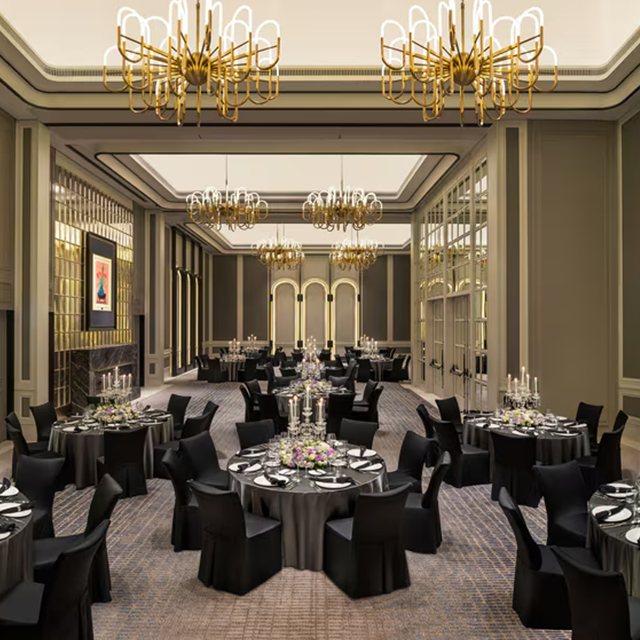 Ensemble table et chaises de banquet d'hôtel