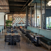Ensemble de table et de chaises de restaurant d'hôtel en placage de bois