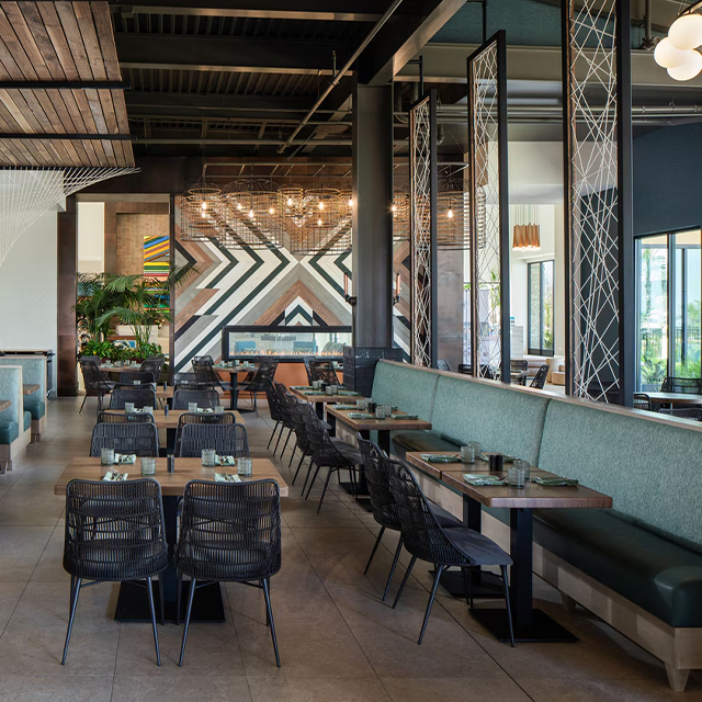 Ensemble de table et de chaises de restaurant d'hôtel en placage de bois