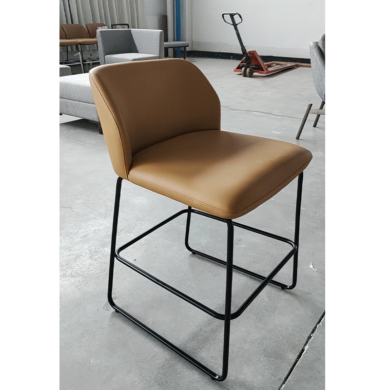 Tabouret de bar en similicuir à dossier incurvé avec structure en métalTabouret de bar en similicuir à dossier incurvé avec structure en métal