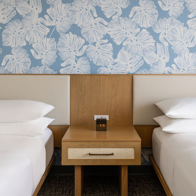 Table de nuit d'hôtel en bois avec tiroir et étagère ouverte