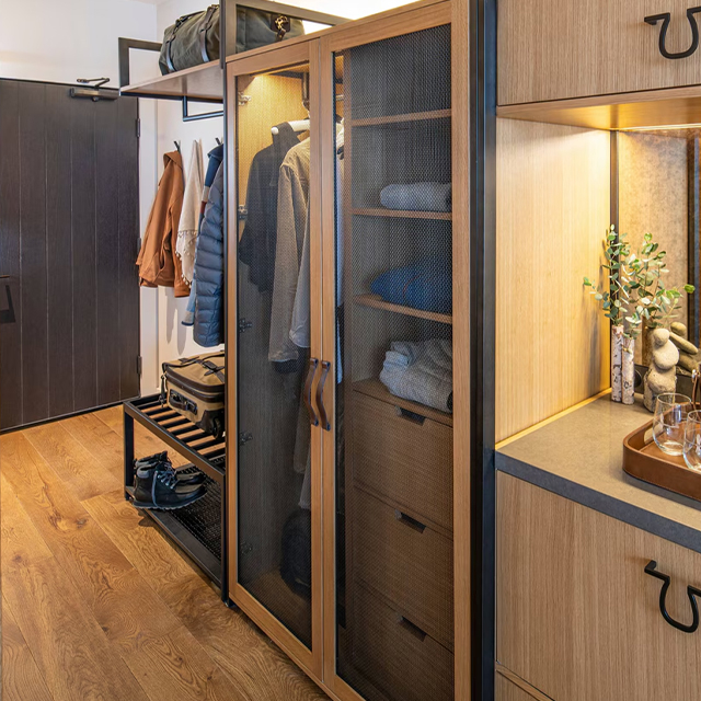 Armoire de suite d'hôtel en placage de bois