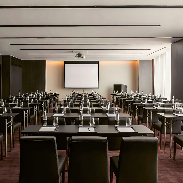 Ensemble table et chaises de conférence de style Bulgari