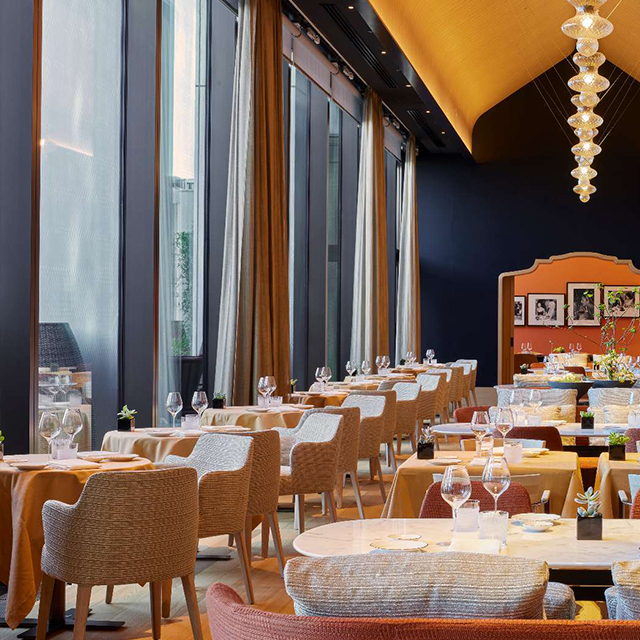 Ensemble de table et de chaises de restaurant d'hôtel en placage de bois
